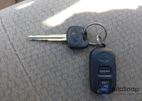 2004 Toyota Corolla Le z USA, uszkodzony, nr VIN 2T1BR32E84C310546